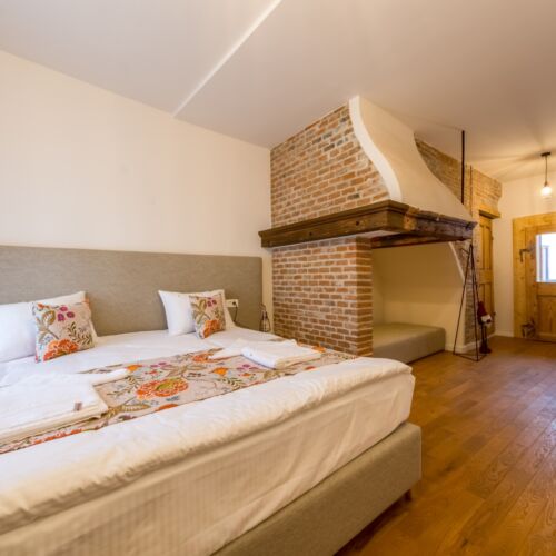 Camera tripla la etaj cu balcon