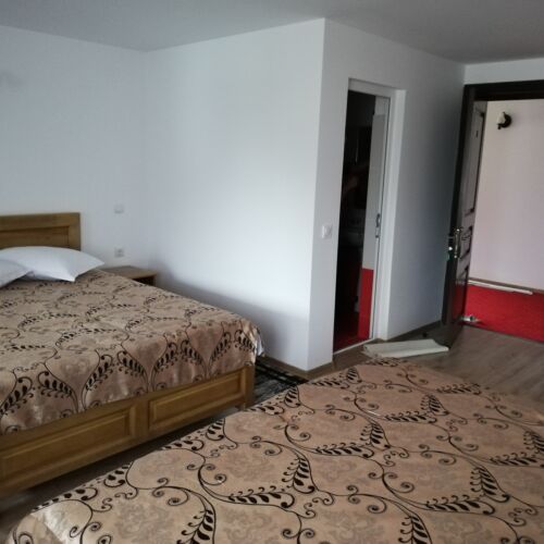 Camera cvadrupla la etaj