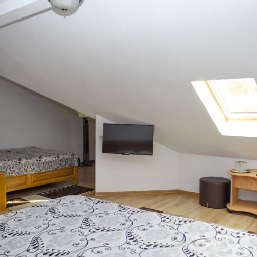 Camera cvadrupla mansardă