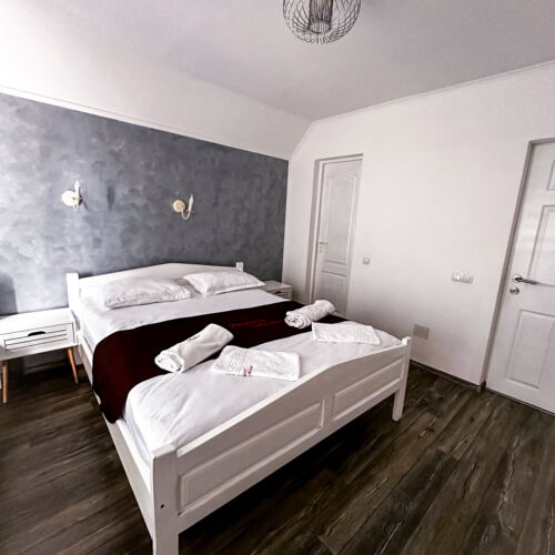 Camera dubla cu balcon cu baie (se poate solicita pat suplimentar)