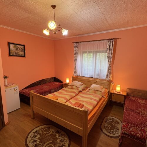 Camera cvadrupla la parter cu baie