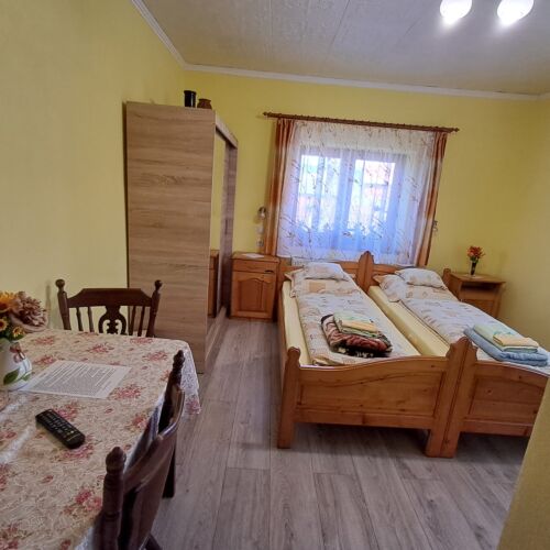 Camera twin la parter cu baie