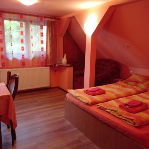 Camera tripla la mansardă cu balcon