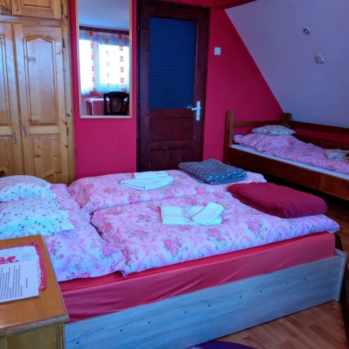 Camera tripla la mansardă cu balcon