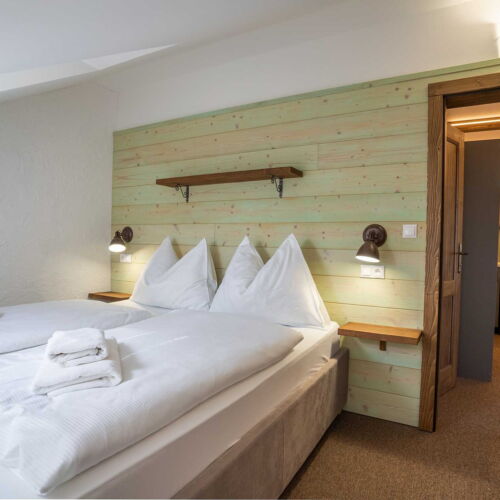 Camera twin cu duș cu chicinetă proprie (se poate solicita pat suplimentar)