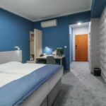 Zweibettzimmer mit Dusche und Klimaanlage