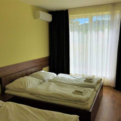 Camera cvadrupla cu duș cu aer condiționat (se poate solicita pat suplimentar)