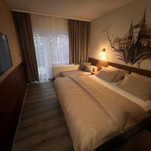 Apartament 4-osobowy z prysznicem z aneksem kuchennym (możliwa dostawka)