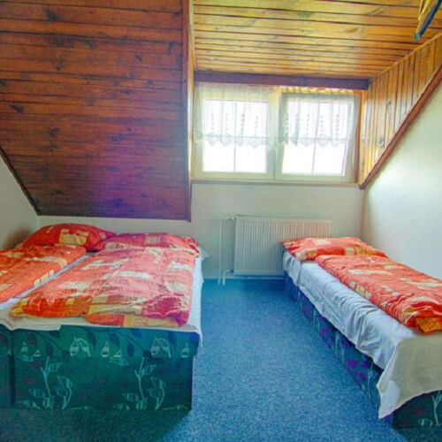 Pokoj se sprchou se společnou kuchyňkou pro 3 os.