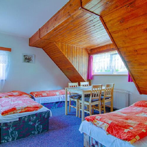 Pokoj se sprchou se společnou kuchyňkou pro 5 os.