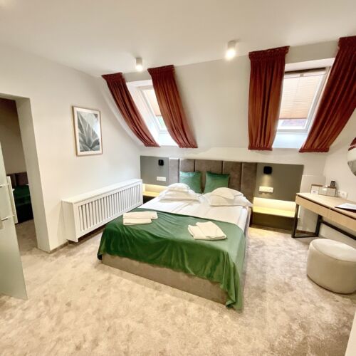 Apartament mansardă la etaj cu 2 camere pentru 4 pers.