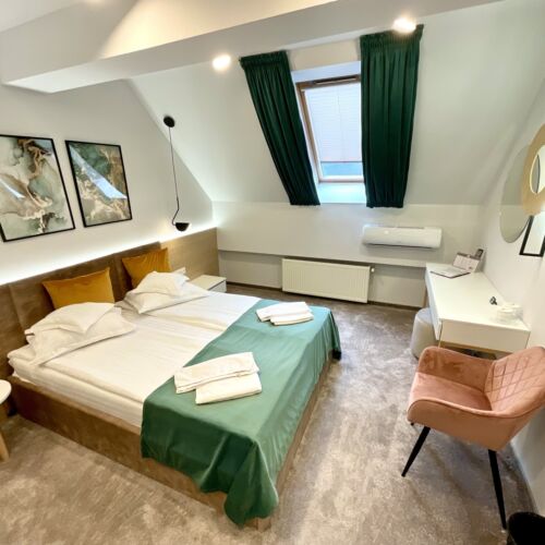 Camera dubla mansardă la etaj