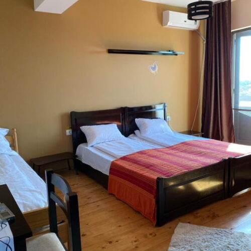 Camera tripla cu balcon