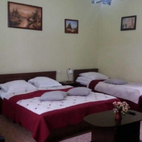 Camera tripla la parter