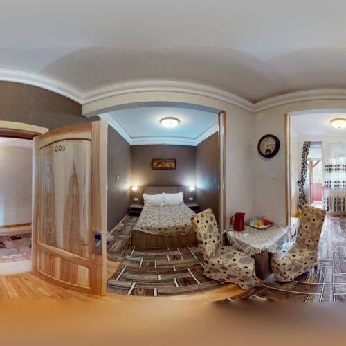 Camera cvadrupla deluxe cu balcon