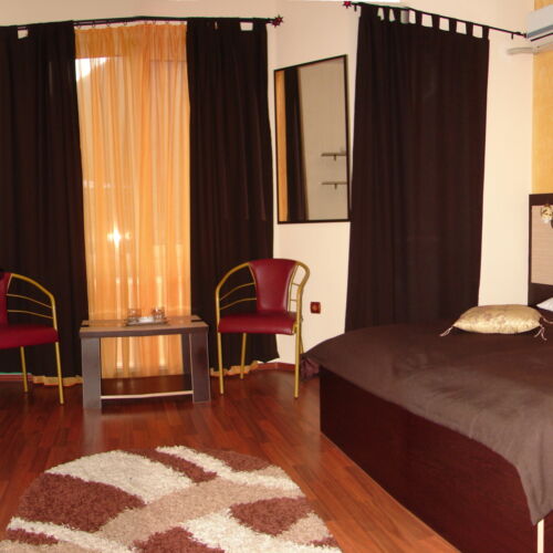 Camera dubla la etaj cu balcon (se poate solicita pat suplimentar)