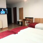 Camera tripla la mansardă cu baie