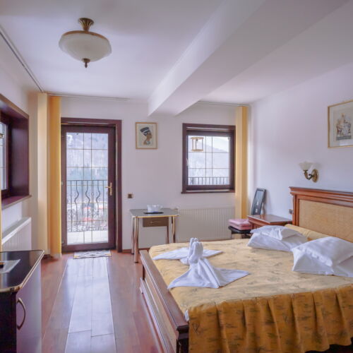 Camera dubla la etaj cu balcon