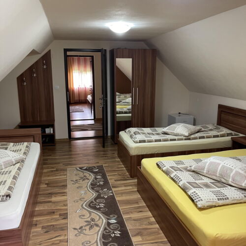 Camera cu baie pentru 5 pers.