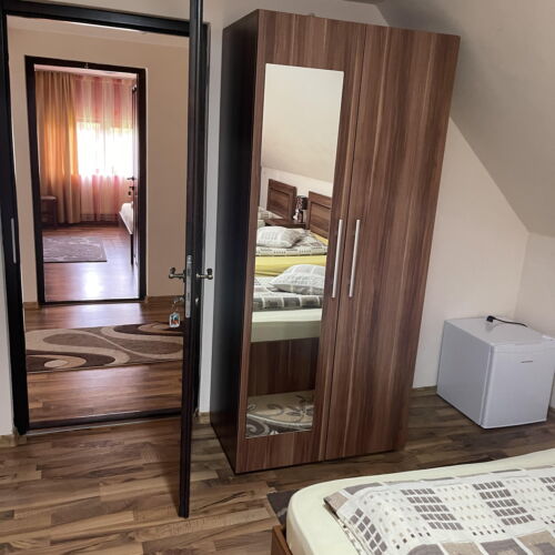 Camera tripla deluxe