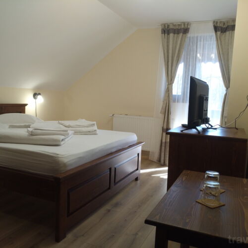 Camera dubla cu balcon cu vedere spre râu