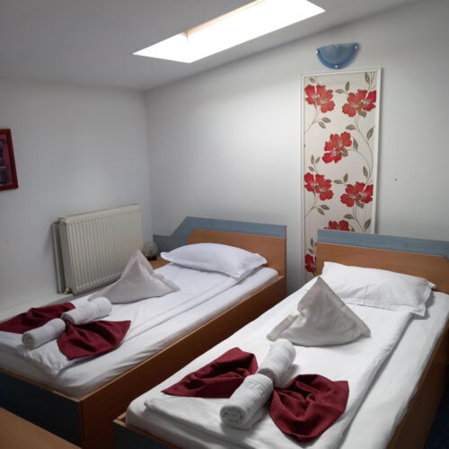 Camera twin twin la mansardă