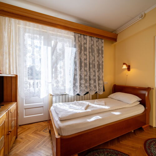 Camera single cu balcon tV cu ecran plat