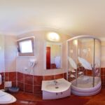 Emeleti fürdőszobás kétágyas szoba