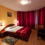 Camera tripla standard cu baie