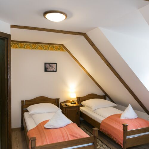 Camera twin twin la mansardă