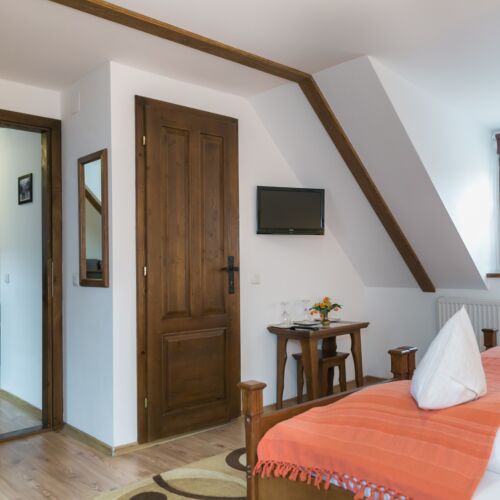 Camera tripla la mansardă