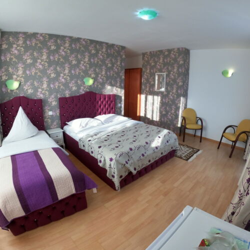 Camera tripla cu balcon