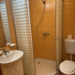 Földszintes fürdőszobás kétágyas szoba