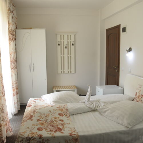 Camera dubla lux la parter