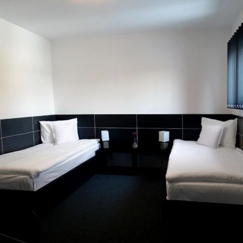 Camera twin bronze la etaj