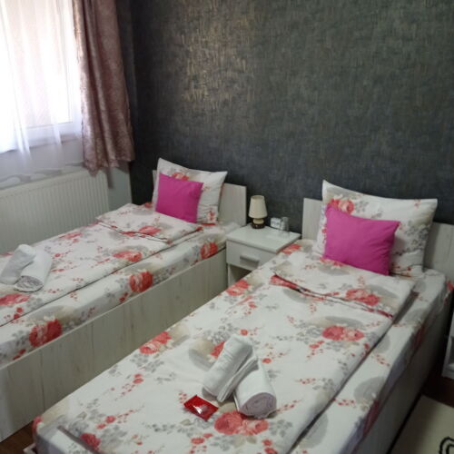 Erdgeschosses Zweibettzimmer mit Badezimmer