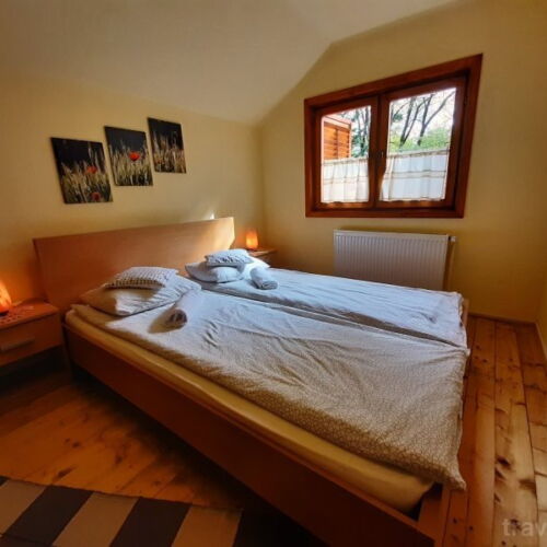 Cabană cu terasă pentru 4 pers. (se inchirieaza doar integral)