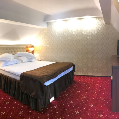 Camera tripla la mansardă