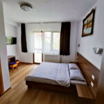 Camera dubla cu vedere spre munte