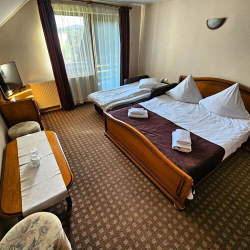 Camera tripla cu balcon