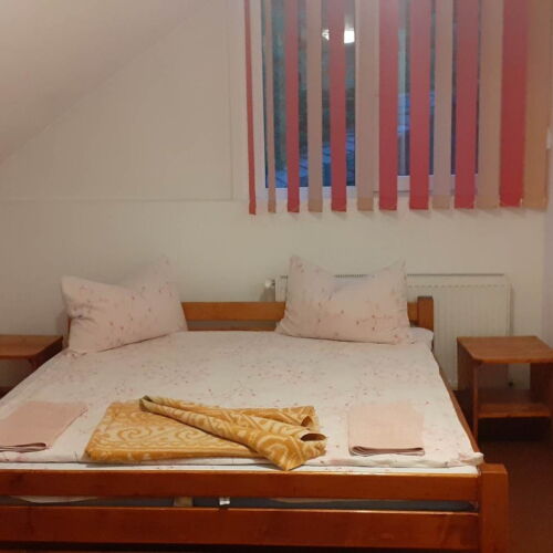 Pokoj s manželskou postelí