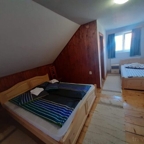 Camera tripla cu baie cu duș (se poate solicita pat suplimentar)