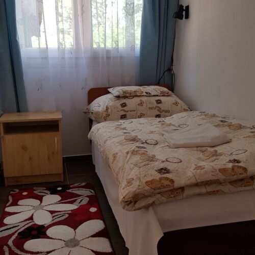 Apartament 4-osobowy z klimatyzacją z widokiem na ogród