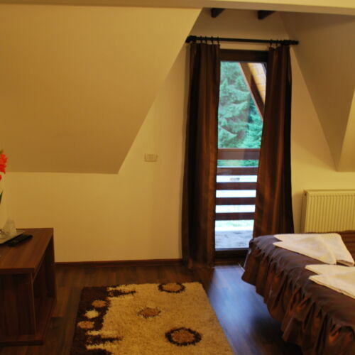 Pokoj s balkónem  s manželskou postelí