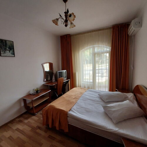 Pokoj s manželskou postelí s výhledem do dvora na poschodí (s možností přistýlky)