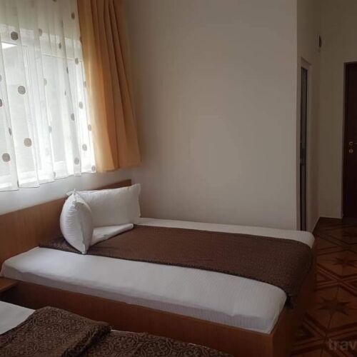 Camera tripla la etaj