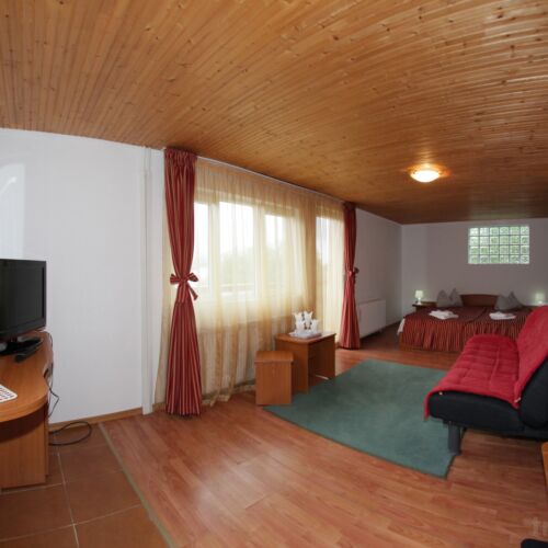 Camera twin superior cu balcon (se poate solicita pat suplimentar)