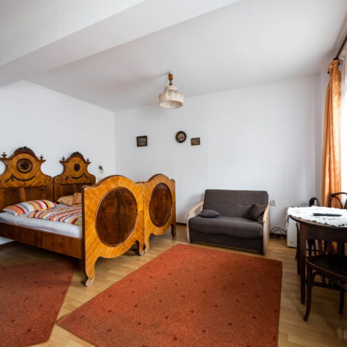 Camera tripla la parter