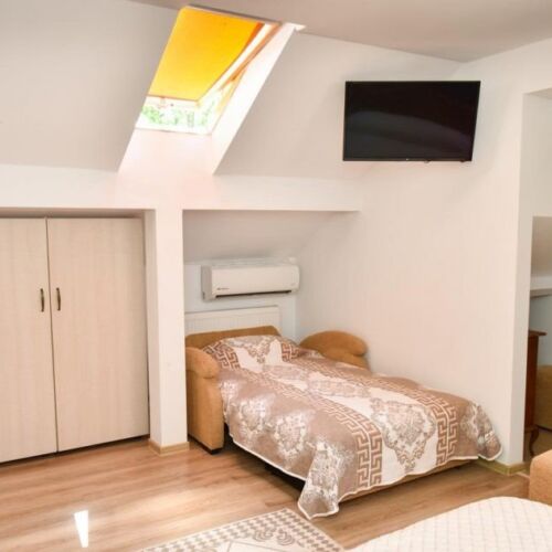 Camera tripla cu terasă