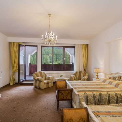 Camera cvadrupla deluxe cu balcon